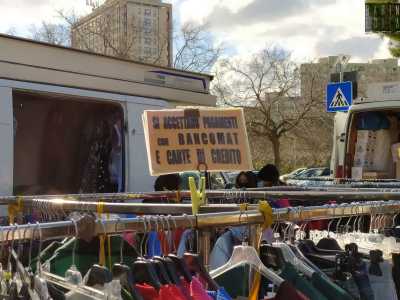 I commercianti sono del resto ben organizzati e c�� chi espone anche cartelli con su scritto �si accettano pagamenti con bancomat e carte di credito�
